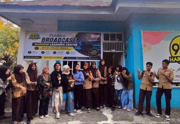Asah Bakat Komunikasi Pelajar, Harmoni FM Gelar Pelatihan  Broadcast dan Public Speaking di Takalar